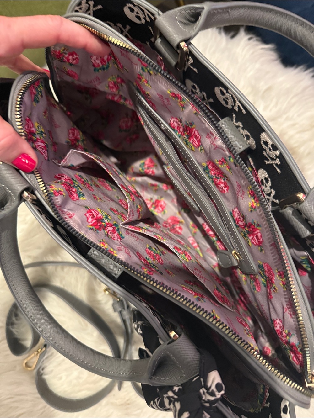 Betsey Johnson Skull large tote w/bow - Picture 6 of 11